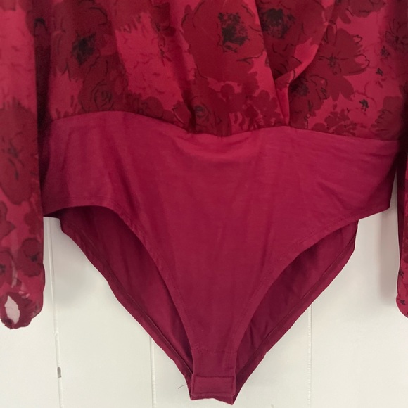 Gibson Look Dark Red Floral Blouse Bodysuit Plunging Neckline Size Large - Picture 4 of 14